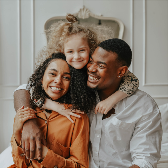 Famila abrazados y sonriendo