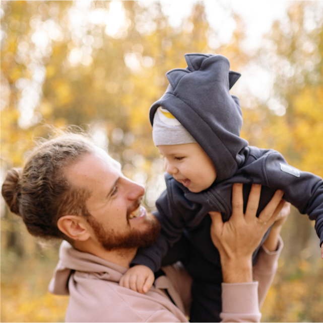 Un papá jugando con su hijo